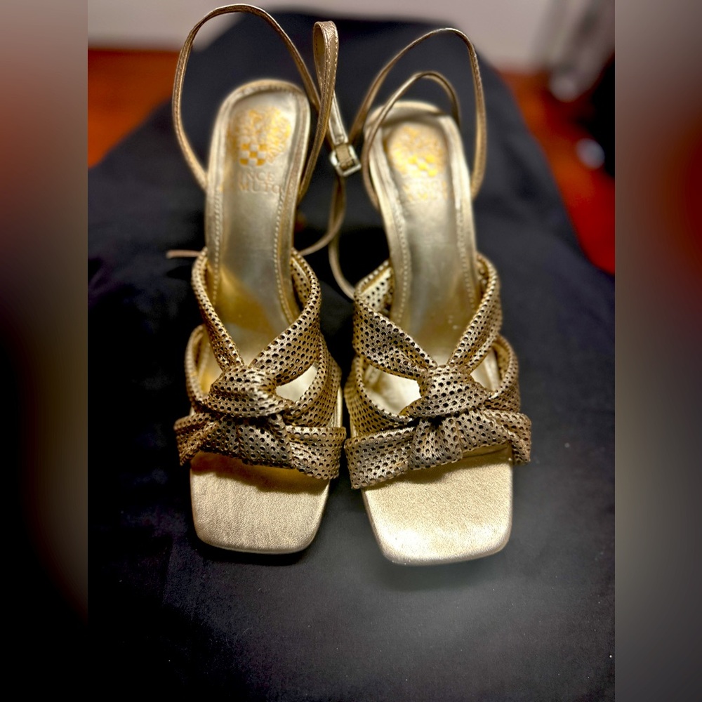 New Vince Camuto gold Sandal size 8